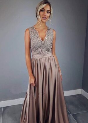 Długa sukienka z koronkową górą bez rękawów z rozkoporkiem Elena cappuccino