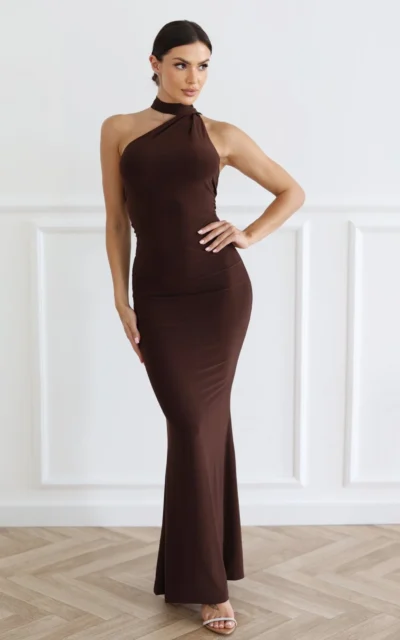 LAURA Długa Sukienka z Odkrytymi Plecami i Eleganckim Szalem Czekolada